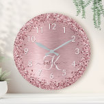 Rosa Brushed Metall Glitter Monogram Namn Rund Klocka<br><div class="desc">Anpassa den här trendigets chic-väggur med söt  rosa som gnistar glitter på en  rosa med borstad metallbakgrund.</div>