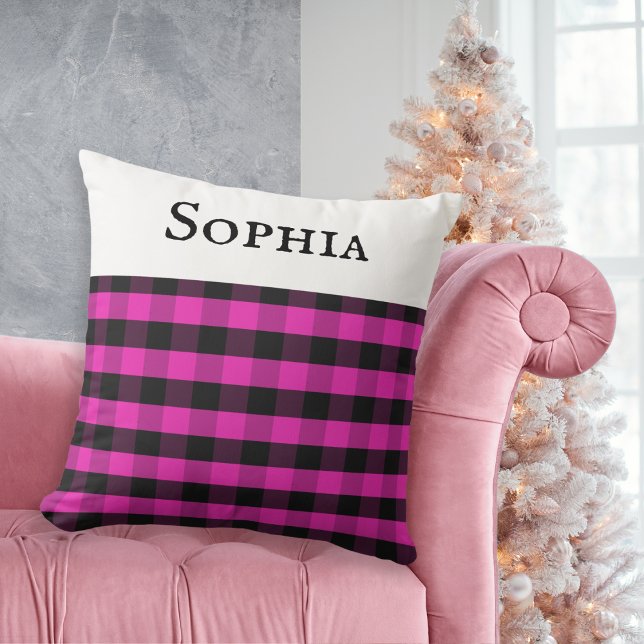 Rosa Buffalo-rutig Randig Mönster Anpassat Namn Kudde (A cushion with buffalo plaid check pattern, in pink and black. Personalize with a name at the top.)