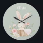 Rosa  Bunny Sage Grönt Namn Nursery Clock Stor Klocka<br><div class="desc">Cute och söt rosa vattenfärgskanin med blommigt överallt i ett torkat basket. Bakgrund till mjuk grönt. Lägg till ditt val av namn. Det är bra. 100 % kundtillfredsställelse med Zazzle varje dag.</div>