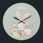 Rosa  Bunny Sage Grönt Namn Nursery Clock Stor Klocka<br><div class="desc">Cute och söt rosa vattenfärgskanin med blommigt överallt i ett torkat basket. Bakgrund till mjuk grönt. Lägg till ditt val av namn. Det är bra. 100 % kundtillfredsställelse med Zazzle varje dag.</div>