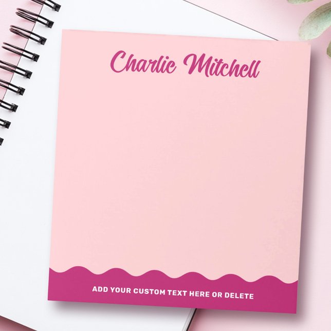 Rosa burgundtext vågigt gräns eget namn anteckningsblock (Pink burgundy retro text wavy border custom name notepad)