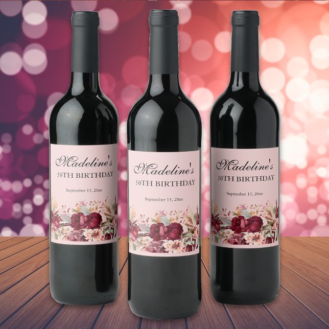 Rosa Burgundy Blommigt Kvinnor 50:e födelsedagen Vinflaska Etikett (Pink and burgundy floral custom wine bottle labels.)
