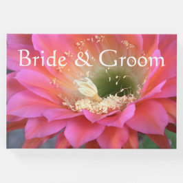 Rosa cactus blomma i öknen gästböcker