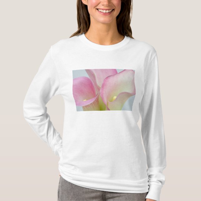 Rosa Calla Liljor Tee Shirt (Framsida)