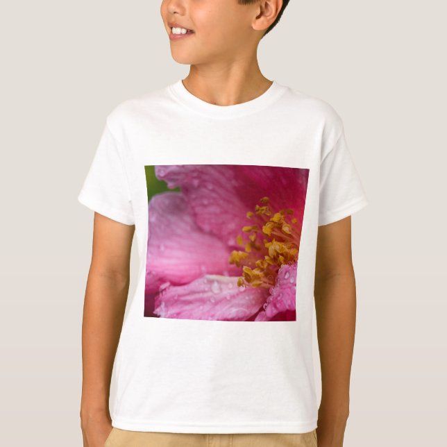 Rosa Camellia Flower Stamens T Shirt (Framsida)
