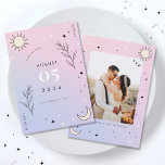 Rosa Celestial Måne Sol Tarot Mystic Photo Bröllop Spara Datumet<br><div class="desc">Överraska dina kära med den här mystiska uppskattningen Spara datumkortet,  med bakgrund för rosa och lila,  illustration av måne och stjärnor och redigerbara detaljer. Anpassa den enkelt genom att klicka på alternativet "anpassa".</div>