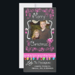Rosa Chalkboard God jul Helgdag-fotokort Julkort<br><div class="desc">God jul helgdag-fotokort med en ritbordsbakgrund,  många rosa-snurrar och text som läser God jul,  en sträng med färgstark träd ljus i olika färg,  rosa-hängande ornament och områden som du kan anpassa dessa vackra och ljusa helgdag-kort med ditt foto och namn!</div>