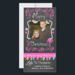 Rosa Chalkboard God jul Helgdag-fotokort Julkort<br><div class="desc">God jul helgdag-fotokort med en ritbordsbakgrund,  många rosa-snurrar och text som läser God jul,  en sträng med färgstark träd ljus i olika färg,  rosa-hängande ornament och områden som du kan anpassa dessa vackra och ljusa helgdag-kort med ditt foto och namn!</div>
