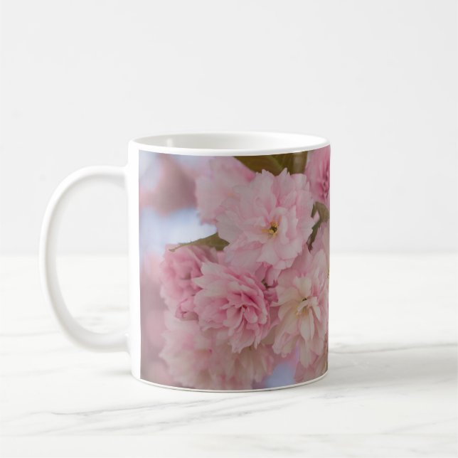 ROSA CHERRY-BLOMMAR I STÄNG FOTOGRAFI KAFFEMUGG (Vänster)