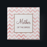 Rosa Chevron Budens mamma Button Knapp<br><div class="desc">Anpassa den här kommandoknappen för medlemmar i bröllopsfesten - mor/far i briden/groom.</div>
