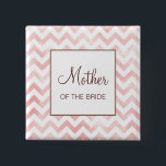 Rosa Chevron Budens mamma Button Knapp<br><div class="desc">Anpassa den här kommandoknappen för medlemmar i bröllopsfesten - mor/far i briden/groom.</div>