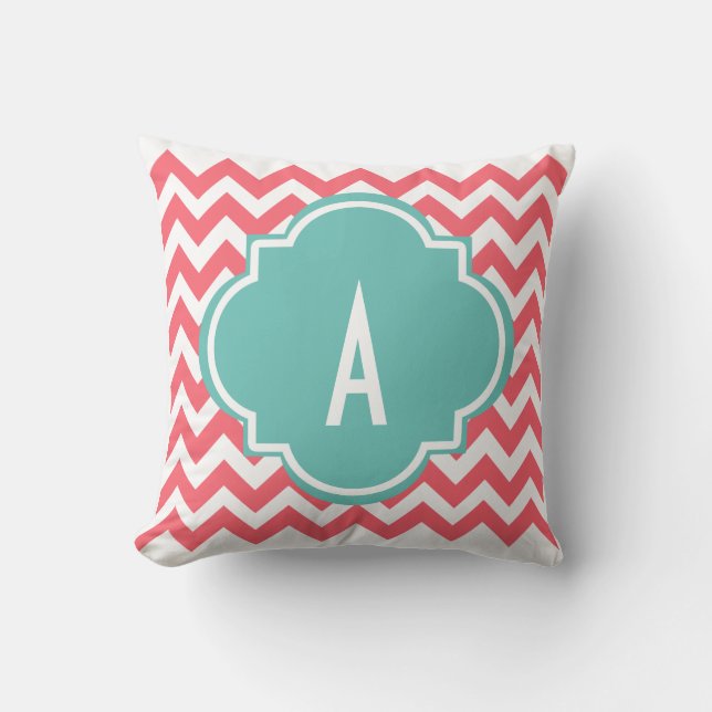 Rosa Chevron Rand Monogram Pillow Kudde (Framsida)
