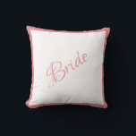 Rosa Chic Bröllop Kudde<br><div class="desc">Ett vackert Bride rosa-skript och en trimmad kudde för ditt hem. En underbar duschpresent. Grattisens gåva skulle vara en underbar överraskning för Bride. Underbara bröllop-gåva tillsammans med matchande bröllop Groom-kudde som vi erbjuder.</div>