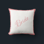 Rosa Chic Bröllop Kudde<br><div class="desc">Ett vackert Bride rosa-skript och en trimmad kudde för ditt hem. En underbar duschpresent. Grattisens gåva skulle vara en underbar överraskning för Bride. Underbara bröllop-gåva tillsammans med matchande bröllop Groom-kudde som vi erbjuder.</div>