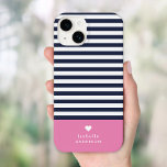 Rosa Chic Rand Heart Monogram<br><div class="desc">Snyggtens anpassningsbar, telefonfodral i rosa, marinblått och vitt färg. Den här designen har en klassisk flotta och vit stripe-mönster. Anpassa den med ditt namn monogram eller annan anpassningsbar med en söt hjärtsymbol. Använda designen verktyg om du vill välja valfri färg, redigera texten typsnitt och färg och ladda upp dina egna...</div>