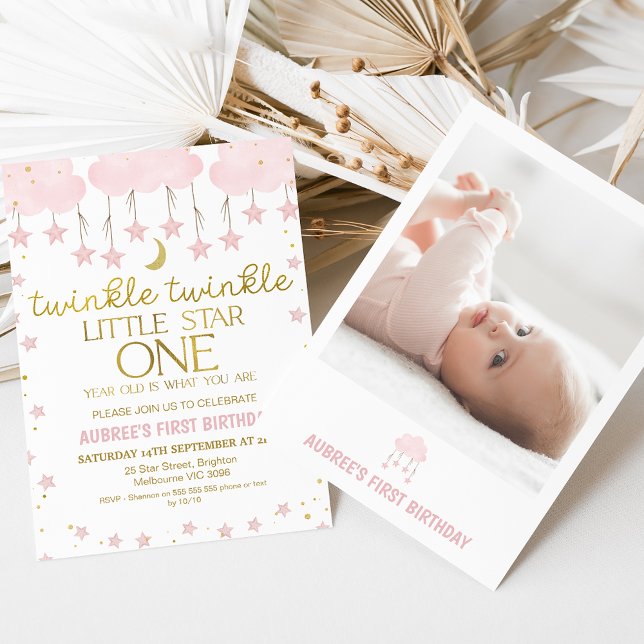 Rosa Cloud Photo Twinkle Twinkle Star 1:a födelsed Inbjudningar (Pink and gold winkle twinkle little star first birthday invitation featuring a photo on the back.)