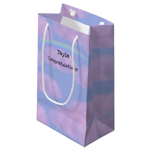 Rosa Clouds and Rainbow Personlig Gift Bag (Framsidan Vinklad)