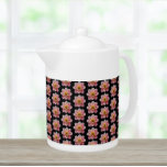 Rosa Collarette Dahlia-Blommönstret på Black<br><div class="desc">Vit keramisk tekanna med lock som innehåller fotobilden av en rosa Collarette Dahlia-blomma på en svart bakgrund och som är tryckt i ett upprepande mönster. En underbar,  blommigt design!</div>
