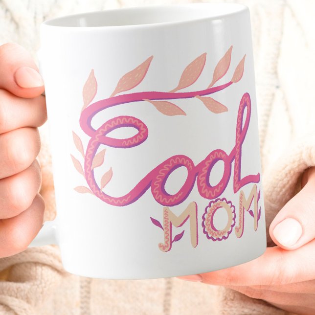 Rosa Coola Mamma Hand Lettering efter Mor's Day Kaffemugg (Skapare uppladdad)
