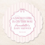 Rosa Coquette Bow Pastel Baby Shower Underlägg Papper<br><div class="desc">Lägg till en gnutta spelande charm till firande med vår Coquette Bow Party Decor Collection. Med en handdragen coquette-buskdocka på en drömaktig pastelliserad bakgrund, är den här moralinspirerade designen perfekt för att skapa en mjuk, söt party-scen. Den pastellpaletten och den vismiska rosan ger ett femininin-mjöl till födelsedagar, duschar och snyggtar....</div>