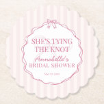 Rosa Coquette Bow Pastel Möhippa Brunch Underlägg Papper<br><div class="desc">Lägg till en gnutta spelande charm till firande med vår Coquette Bow Party Decor Collection. Med en handdragen coquette-buskdocka på en drömaktig pastelliserad bakgrund, är den här moralinspirerade designen perfekt för att skapa en mjuk, söt party-scen. Den pastellpaletten och den vismiska rosan ger ett femininin-mjöl till födelsedagar, duschar och snyggtar....</div>