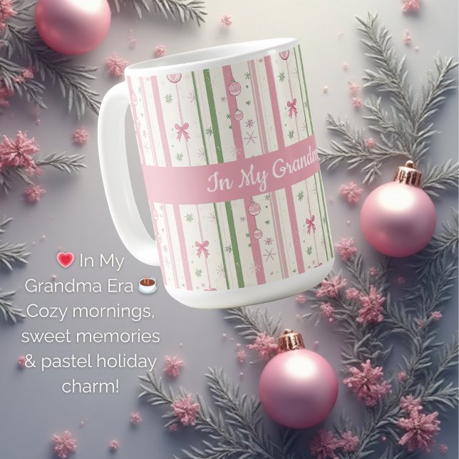 Rosa Coquette Mormors Era Kaffemugg (💗 In My Grandma Era ☕ Cozy mornings, sweet memories & pastel holiday charm!)
