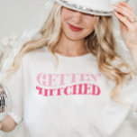 Rosa Cowgirl Gettin Hitched Bachelorette Party T Shirt<br><div class="desc">Den här konstruktionen har en funky som lyder: Gettin' Hitched. Perfekt för att fira Brides senaste diskotek eller Sista rodeo! Se hela samlingen för mer matchande objekt!</div>
