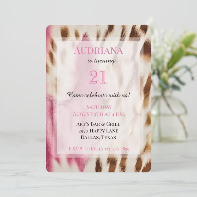 Rosa Cream Guld Cowgirl Cowhide 21:a födelsedagen Inbjudningar (Stående Fram)