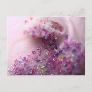 Rosa cupkaka med rosa- och lila socker vykort