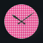 Rosa Cute Hearts Mönster Clock Rund Klocka<br><div class="desc">Enkel och söt Cute Hearts Mönster Clock med ett upprepat mönster av små rosor. Texten kan läggas till i denna utformning för ge personligen.</div>