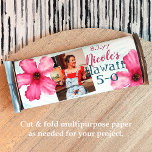Rosa Cyan 50th Hawaii 5-0 Birthday Candy Wrapper Flygblad<br><div class="desc">Anpassa din egen 50-åriga chokladetikett för choklad pub eller paket för konditorivaror med en anpassad papper etikett. Lycklig 5-o tropisk rosa hibiscus och turkosmärkning är attraktiva med er egen formulering. Lägg till ett eget citat på baksidan om du vill ha ett avslutande tryck. Använda den här personligens omslagsetikett för andra...</div>