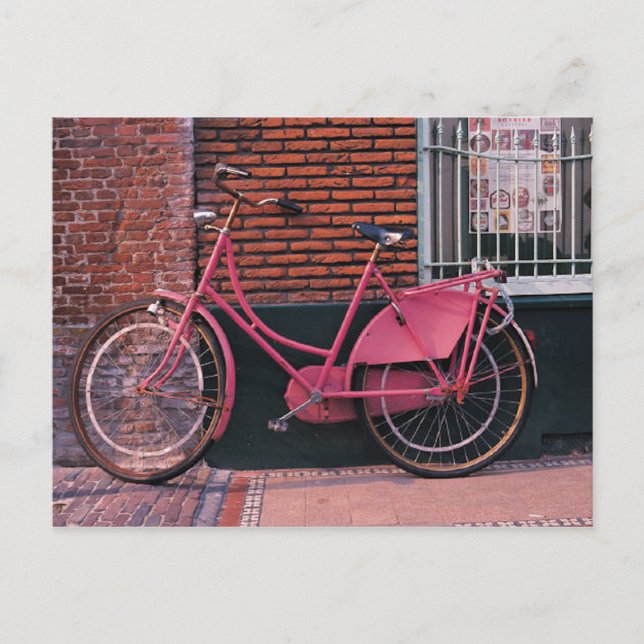 Rosa cykel mot tegelvägg vykort (Framsida)