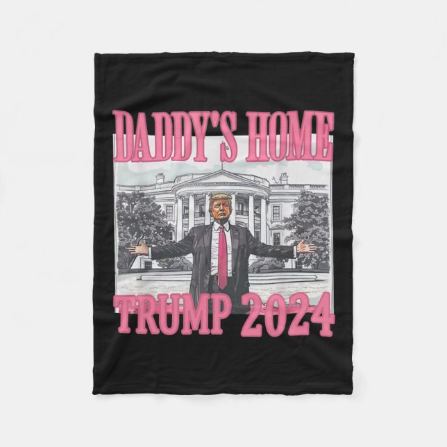 Rosa Daddys Home Trump 2024 Fleecefilt (Framsidan)