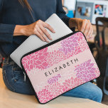 Rosa Dahlia Flowers, Mönster av blommor, ditt namn Laptop Fodral<br><div class="desc">Elegant,  snyggt och sofistikerat mönster med rosa Dahlia-blommor. Modern gåva och trendig,  perfekt för blommigtens design älskare i ditt liv. Anpassa genom att lägga till namn,  smeknamn,  monogram eller initialer.</div>