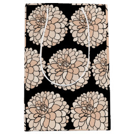 Rosa Dahlias på en svart presentsäck