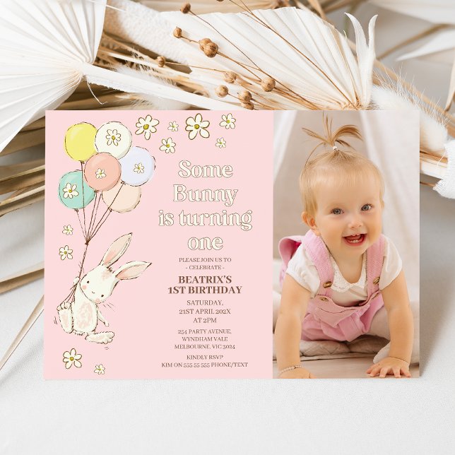 Rosa Daisy Bubblar lite fjortondagarsdag Inbjudningar (Modern some bunny is turning one 1st birthday invitation with daisies and balloons.)