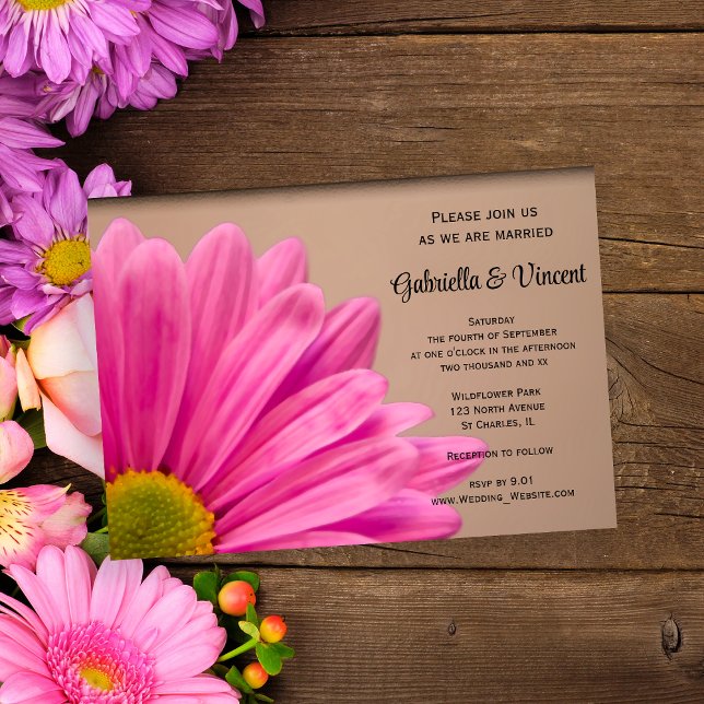 Rosa Daisy vid Tan Bröllop Inbjudningar (Invite guests to your garden party marriage with the pretty Pink Daisy on Tan Wedding Invitation.)