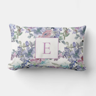 Rosa dammig blå lila blommor vit monogram lumbarkudde