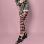 Rosa Daylily-Blommönstret på Black Leggings<br><div class="desc">Stretcherande,  moderiktiga skrifter som innehåller fotobilden av en underbar rosa Daylily-blomma på svart bakgrund och som trycks i ett upprepande mönster. En underbar,  blommigt design! Markera dina storleka kopplingar.</div>