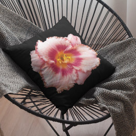 Rosa Daylily Bloom på svart Blommigt Kudde