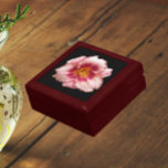 Rosa Daylily Bloom på svart Blommigt Minnesask<br><div class="desc">Lagra kryddor,  smycken och andra små keepsaker i den här presentlådan av trä med keramisk platta som innehåller fotobilden av en rosa Daylily-blomma på en svart bakgrund. En underbar,  blommigt design! Markera din presentlåda storlek och färg.</div>