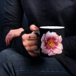 Rosa Daylily Bloom på svart Blommigt Mugg