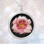 Rosa Daylily Bloom på svart Blommigt Silverpläterat Halsband<br><div class="desc">Gör en mode-påstående med den här halsklatsen med en kedja som innehåller fotobilden av en rosa Daylily-blomma på en svart bakgrund. En underbar,  blommigt design! Markera den underordnade formen,  storlek och metall avsluta.</div>