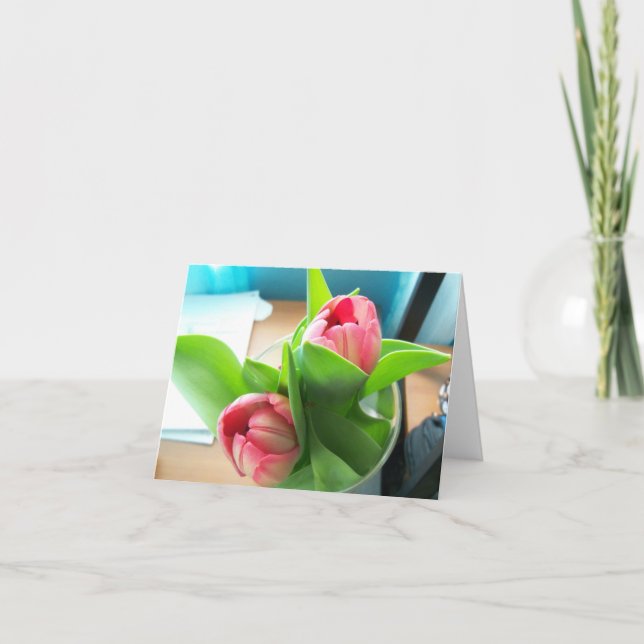 Rosa Desktop-tulpaner på ett tomt anteckningskort (Framsida)