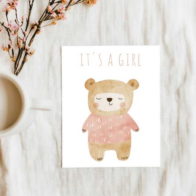 Rosa Det är en söt babystövel för dagligt daggrega Inbjudningar (Cute sleepy teddy bear in pink "It's a girl" announcement card.)