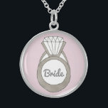Rosa Diamond Ring BRIDE Bröllop Gift Necklace Sterling Silver Halsband<br><div class="desc">Necklace har en originalmarkörillustration av en diamant ring på blekens rosa bakgrund,  med BRIDE i ett grått-teckensnitt för roligt. Underbar för bröllop,  möhippor och förlovningar!</div>