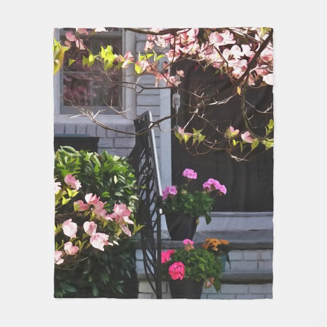 Rosa Dogwood and Pots of Geraniums Fleecefilt (Framsidan)