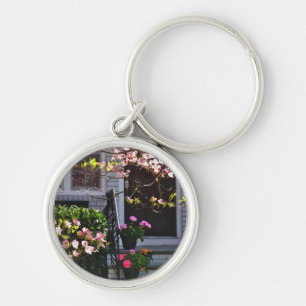 Rosa Dogwood and Pots of Geraniums Rund Silverfärgad Nyckelring