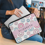 Rosa Donuts, Blue Donuts, Sprinkles, ditt namn Laptop Fodral<br><div class="desc">Cute,  roligt och aktningsvärda mönster med rosa och blå nötter. Modern gåva och trendig,  perfekt för den giriga älskare i ditt liv. Anpassa genom att lägga till namn,  smeknamn,  monogram eller initialer.</div>