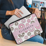 Rosa Donuts, vita donuts, Sprinkles, ditt namn Laptop Fodral<br><div class="desc">Cute,  roligt och aktningsvärda mönster med rosa och vita blodkroppar. Modern gåva och trendig,  perfekt för den giriga älskare i ditt liv. Anpassa genom att lägga till namn,  smeknamn,  monogram eller initialer.</div>